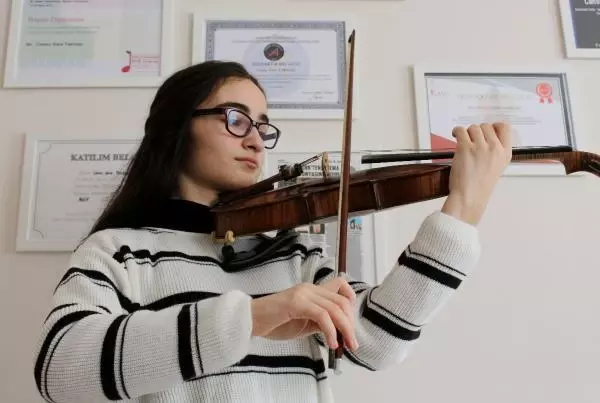 12 yaşındaki kemancı Cansu, 6 yarışmada Türkiye'yi temsil etti