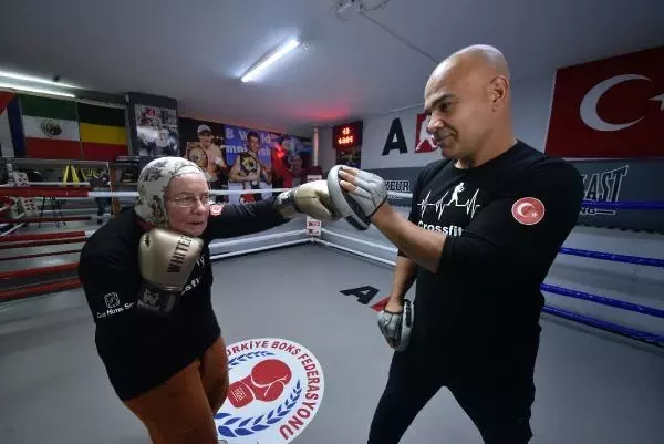 75 yaşındaki Naciye Hanım, parkinsonu yenmek için boks yapıyor 75 yaşındaki Naciye Hanım, parkinsonu yenmek için boks yapıyor