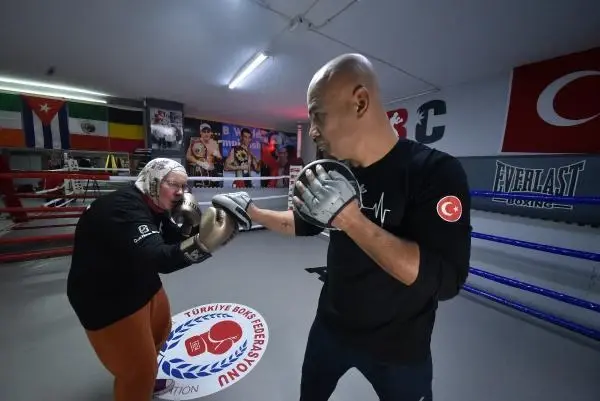 75 yaşındaki Naciye Hanım, parkinsonu yenmek için boks yapıyor 75 yaşındaki Naciye Hanım, parkinsonu yenmek için boks yapıyor