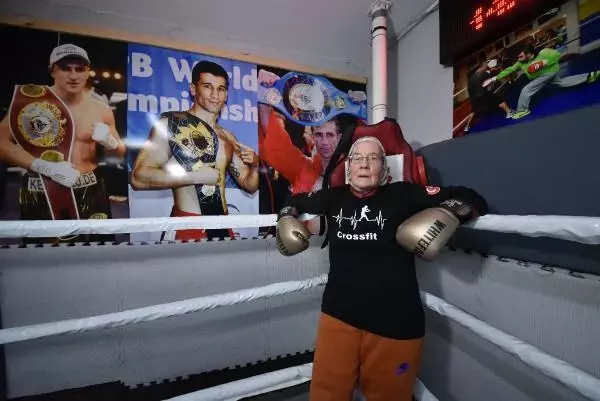 75 yaşındaki Naciye Hanım, parkinsonu yenmek için boks yapıyor 75 yaşındaki Naciye Hanım, parkinsonu yenmek için boks yapıyor