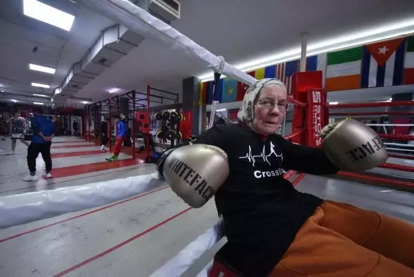 75 yaşındaki Naciye Hanım, parkinsonu yenmek için boks yapıyor 75 yaşındaki Naciye Hanım, parkinsonu yenmek için boks yapıyor