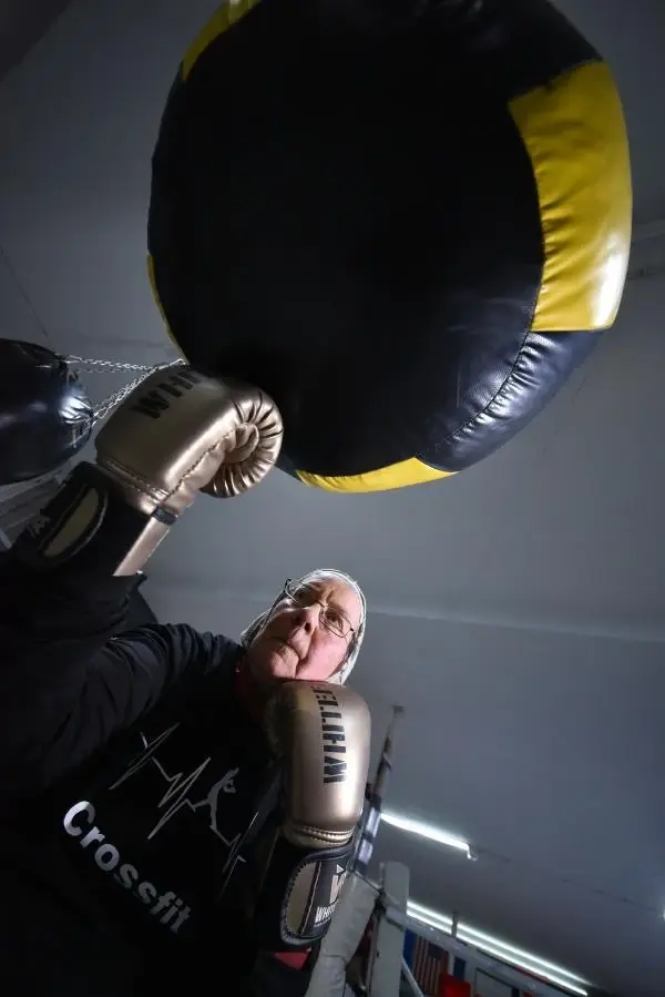 75 yaşındaki Naciye Hanım, parkinsonu yenmek için boks yapıyor 75 yaşındaki Naciye Hanım, parkinsonu yenmek için boks yapıyor