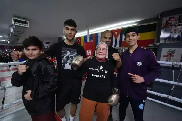 75 yaşındaki Naciye Hanım, parkinsonu yenmek için boks yapıyor 75 yaşındaki Naciye Hanım, parkinsonu yenmek için boks yapıyor