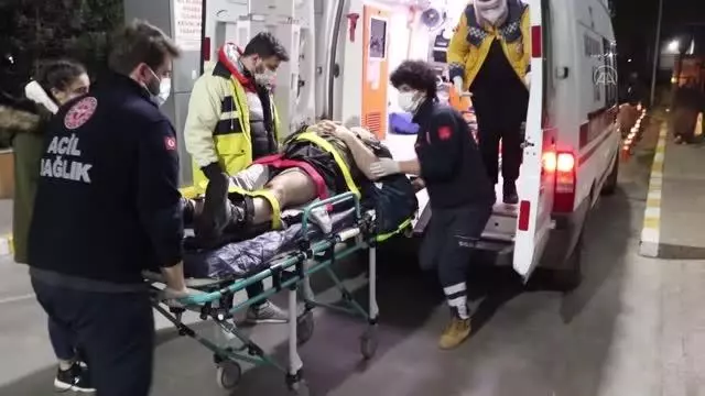 Anadolu Otoyolu'nda istinat duvarından düşen yaya yaralandı Anadolu Otoyolu'nda istinat duvarından düşen yaya yaralandı