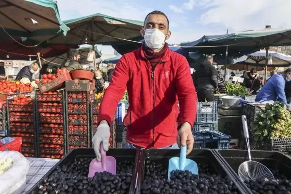 Ankara'da kısıtlama sonrası semt pazarlarında yoğunluk Ankara'da kısıtlama sonrası semt pazarlarında yoğunluk