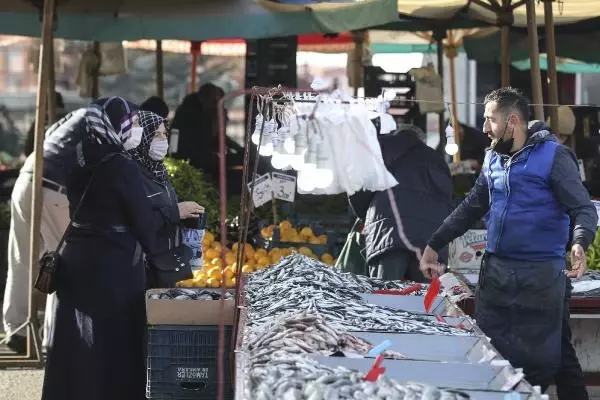 Ankara'da kısıtlama sonrası semt pazarlarında yoğunluk Ankara'da kısıtlama sonrası semt pazarlarında yoğunluk