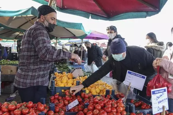 Ankara'da kısıtlama sonrası semt pazarlarında yoğunluk Ankara'da kısıtlama sonrası semt pazarlarında yoğunluk