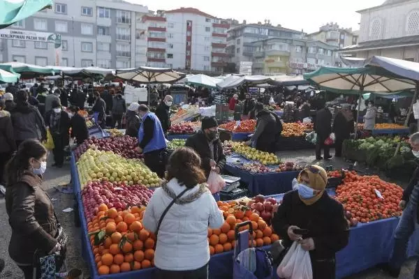 Ankara'da kısıtlama sonrası semt pazarlarında yoğunluk Ankara'da kısıtlama sonrası semt pazarlarında yoğunluk