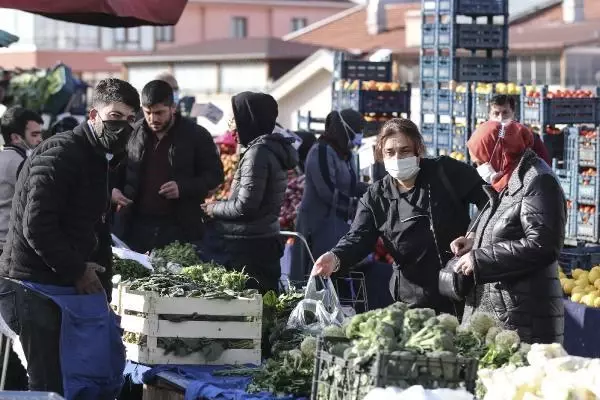 Ankara'da kısıtlama sonrası semt pazarlarında yoğunluk Ankara'da kısıtlama sonrası semt pazarlarında yoğunluk