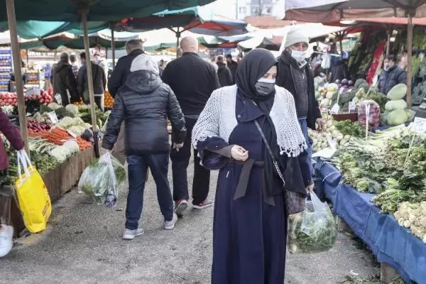 Ankara'da kısıtlama sonrası semt pazarlarında yoğunluk Ankara'da kısıtlama sonrası semt pazarlarında yoğunluk
