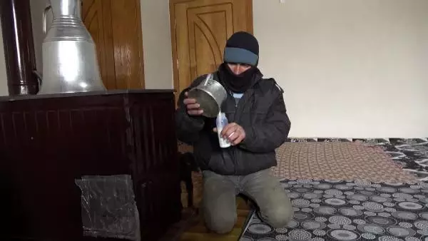 Anneleri ölen kuzuları evinde biberonla besliyor Anneleri ölen kuzuları evinde biberonla besliyor
