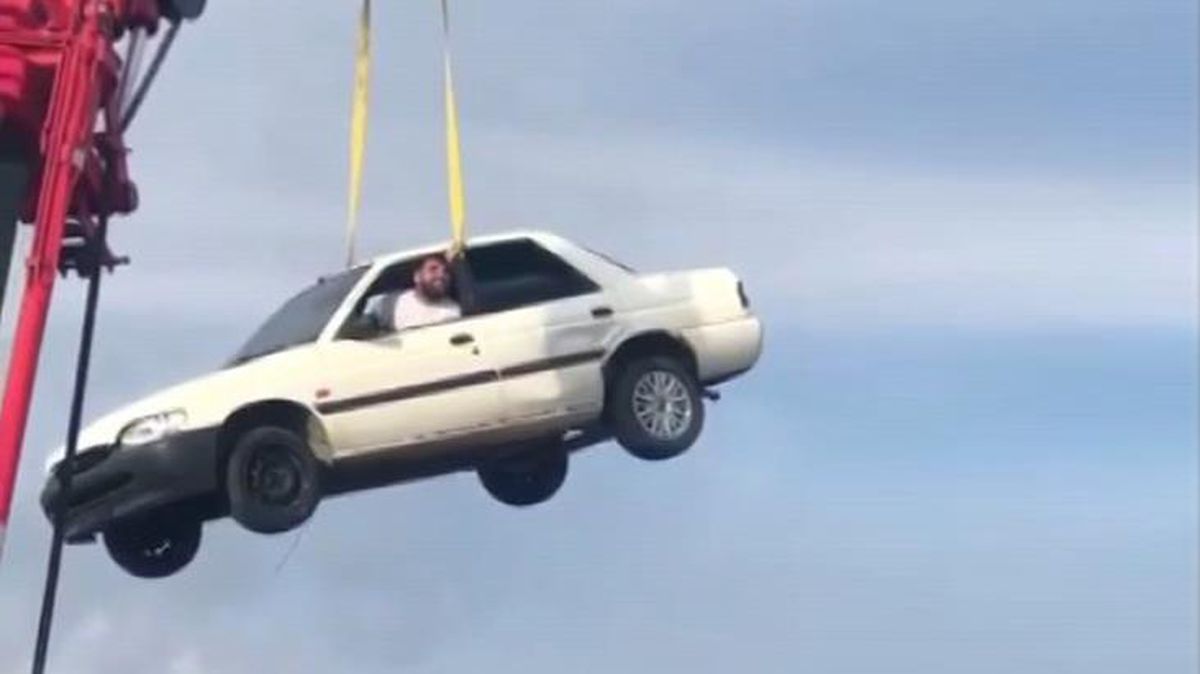 Antalya'da vinçle 30 metreye çıkartılan otomobilde tehlikeli eğlence