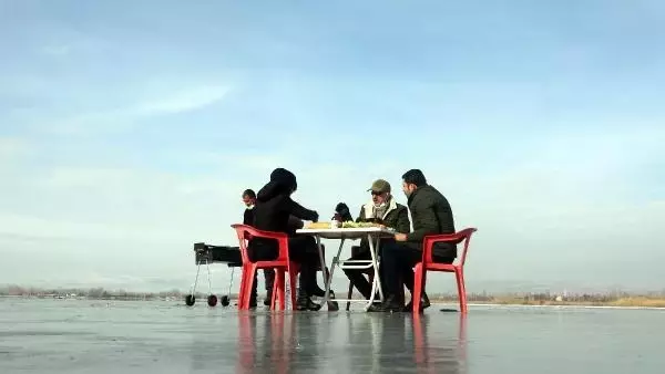 Buz tutan göl üstünde mangal yakıp, piknik yaptılar Buz tutan göl üstünde mangal yakıp, piknik yaptılar