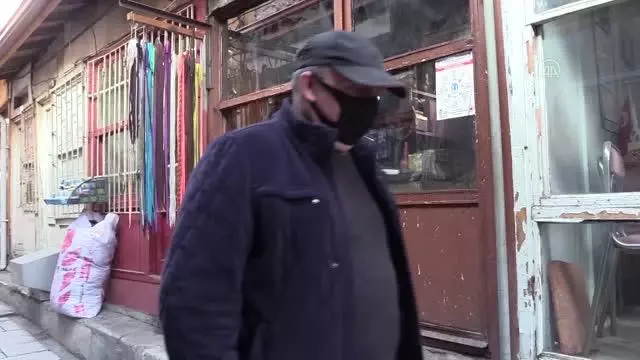 Dede mesleği ayakkabıcılığı asırlık dükkanda sürdürüyor Dede mesleği ayakkabıcılığı asırlık dükkanda sürdürüyor
