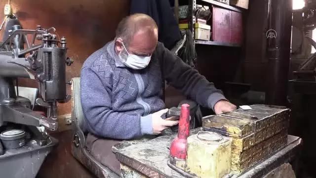 Dede mesleği ayakkabıcılığı asırlık dükkanda sürdürüyor Dede mesleği ayakkabıcılığı asırlık dükkanda sürdürüyor