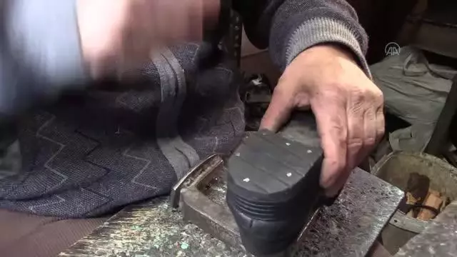 Dede mesleği ayakkabıcılığı asırlık dükkanda sürdürüyor Dede mesleği ayakkabıcılığı asırlık dükkanda sürdürüyor
