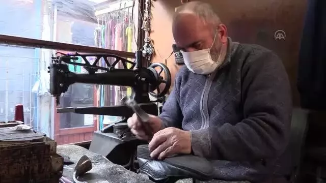 Dede mesleği ayakkabıcılığı asırlık dükkanda sürdürüyor Dede mesleği ayakkabıcılığı asırlık dükkanda sürdürüyor