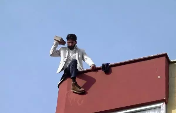 Eski eşinin nişanlandığını öğrenince çatıya çıktı Eski eşinin nişanlandığını öğrenince çatıya çıktı