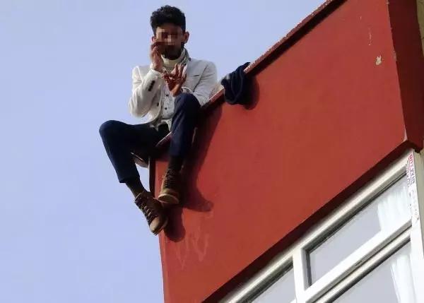 Eski eşinin nişanlandığını öğrenince çatıya çıktı Eski eşinin nişanlandığını öğrenince çatıya çıktı