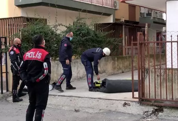 Eski eşinin nişanlandığını öğrenince çatıya çıktı Eski eşinin nişanlandığını öğrenince çatıya çıktı