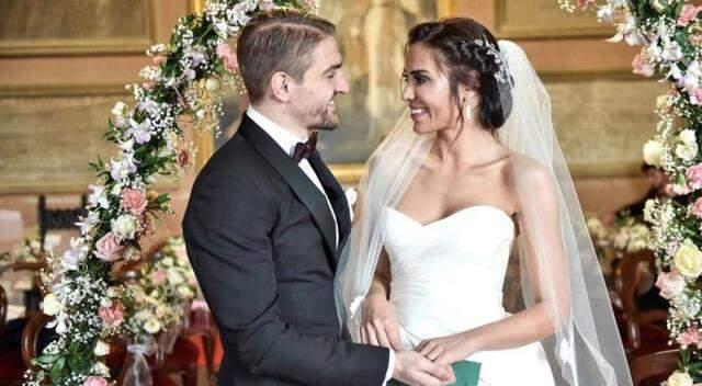 Fenerbahçeli Caner Erkin, eşine yıldönümü hediyesi 400 bin TL değerinden kolye aldı Fenerbahçeli Caner Erkin, eşine yıldönümü hediyesi 400 bin TL değerinden kolye aldı