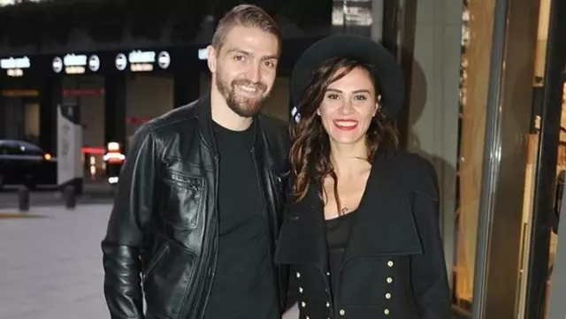 Fenerbahçeli Caner Erkin, eşine yıldönümü hediyesi 400 bin TL değerinden kolye aldı Fenerbahçeli Caner Erkin, eşine yıldönümü hediyesi 400 bin TL değerinden kolye aldı