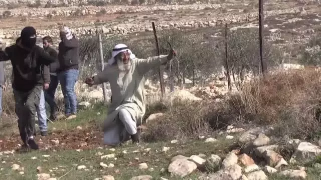 Filistin'in ihtiyar delikanlısı sapanıyla İsrail askerlerine karşı direniyor Filistin'in ihtiyar delikanlısı sapanıyla İsrail askerlerine karşı direniyor