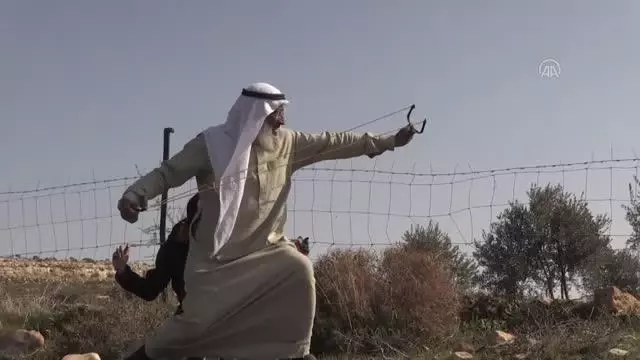 Filistin'in ihtiyar delikanlısı sapanıyla İsrail askerlerine karşı direniyor Filistin'in ihtiyar delikanlısı sapanıyla İsrail askerlerine karşı direniyor
