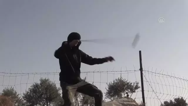 Filistin'in ihtiyar delikanlısı sapanıyla İsrail askerlerine karşı direniyor Filistin'in ihtiyar delikanlısı sapanıyla İsrail askerlerine karşı direniyor