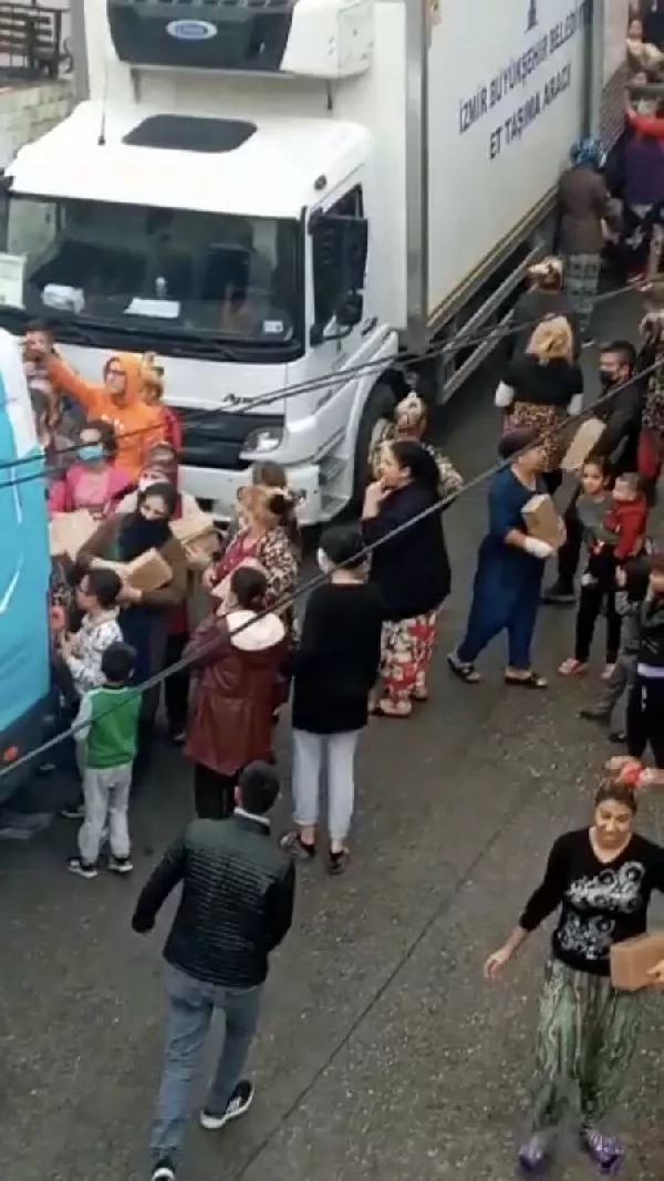 İzmir'de belediyeden yardım dağıtımında izdiham için özür İzmir'de belediyeden yardım dağıtımında izdiham için özür