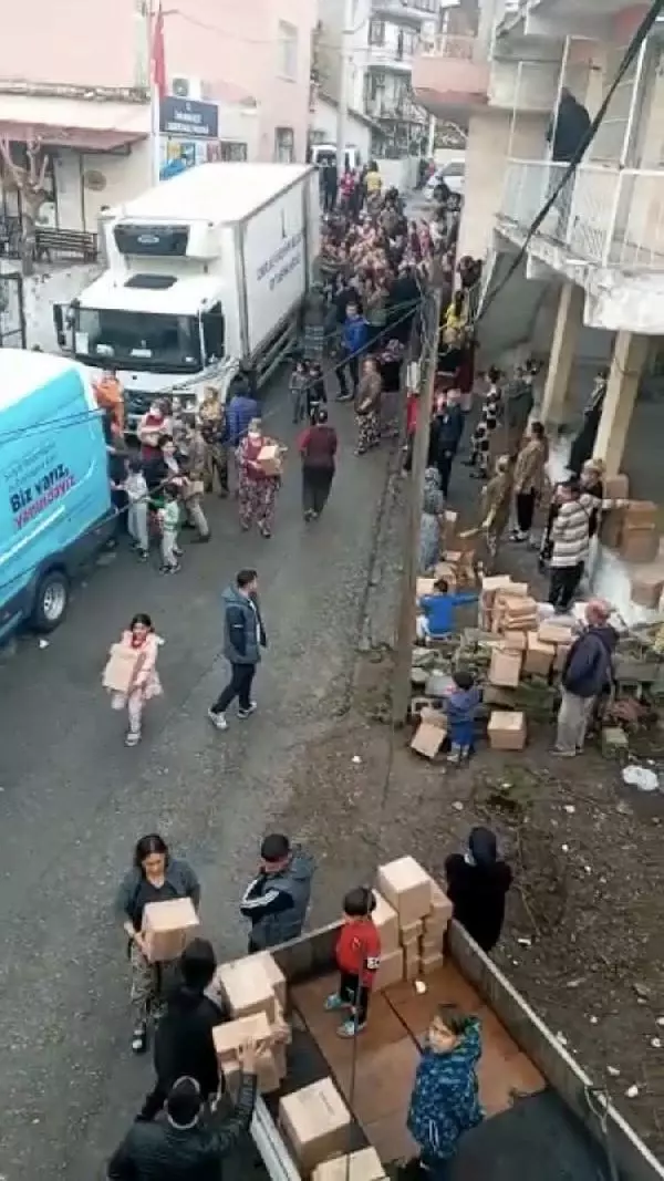 İzmir'de belediyeden yardım dağıtımında izdiham için özür İzmir'de belediyeden yardım dağıtımında izdiham için özür