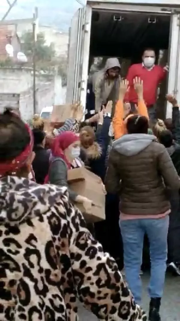 İzmir'de belediyeden yardım dağıtımında izdiham için özür İzmir'de belediyeden yardım dağıtımında izdiham için özür