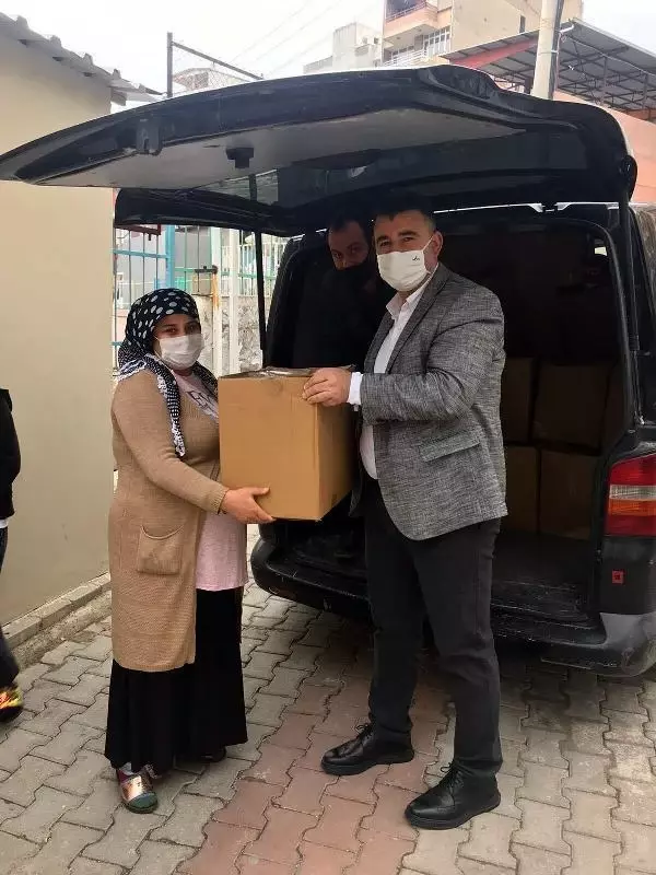 İzmir'de belediyeden yardım dağıtımında izdiham için özür İzmir'de belediyeden yardım dağıtımında izdiham için özür