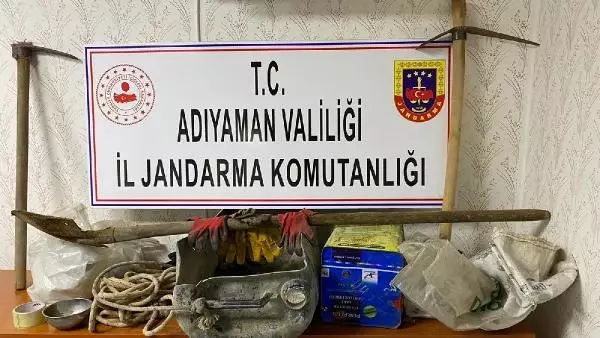 Kahta'da kaçak kazıya 6 gözaltı Kahta'da kaçak kazıya 6 gözaltı
