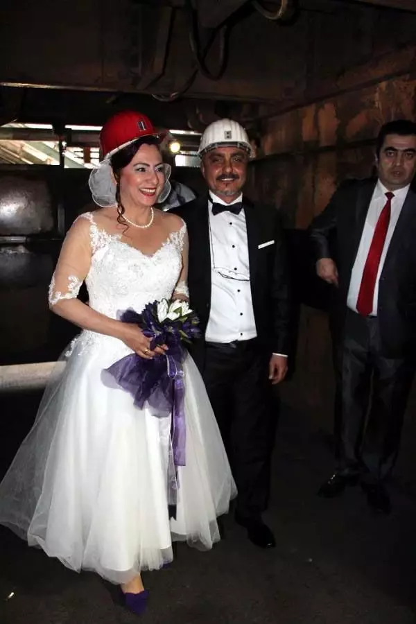 Kanserden ölen sendikacı, düğününü yaptığı maden ocağı önünden uğurlandı Kanserden ölen sendikacı, düğününü yaptığı maden ocağı önünden uğurlandı
