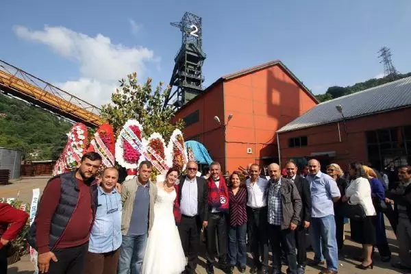 Kanserden ölen sendikacı, düğününü yaptığı maden ocağı önünden uğurlandı Kanserden ölen sendikacı, düğününü yaptığı maden ocağı önünden uğurlandı