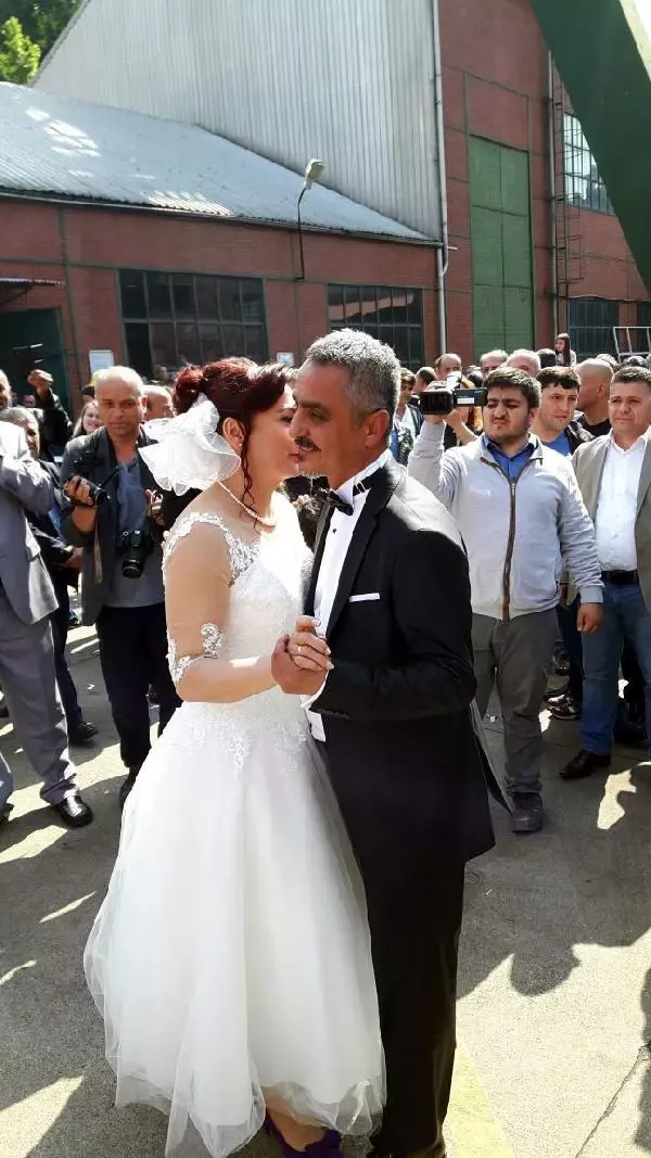 Kanserden ölen sendikacı, düğününü yaptığı maden ocağı önünden uğurlandı Kanserden ölen sendikacı, düğününü yaptığı maden ocağı önünden uğurlandı