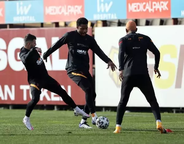 Kaptan Arda Turan, Konya yolculuğunda takımı yalnız bırakmadı Kaptan Arda Turan, Konya yolculuğunda takımı yalnız bırakmadı