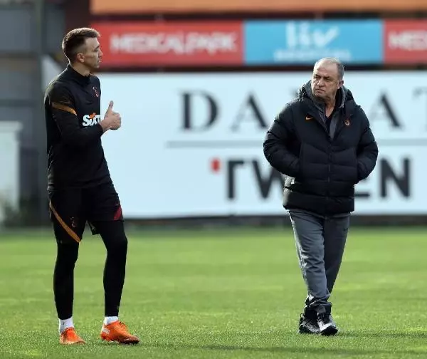 Kaptan Arda Turan, Konya yolculuğunda takımı yalnız bırakmadı Kaptan Arda Turan, Konya yolculuğunda takımı yalnız bırakmadı