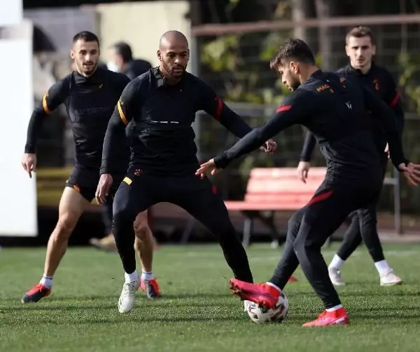 Kaptan Arda Turan, Konya yolculuğunda takımı yalnız bırakmadı Kaptan Arda Turan, Konya yolculuğunda takımı yalnız bırakmadı