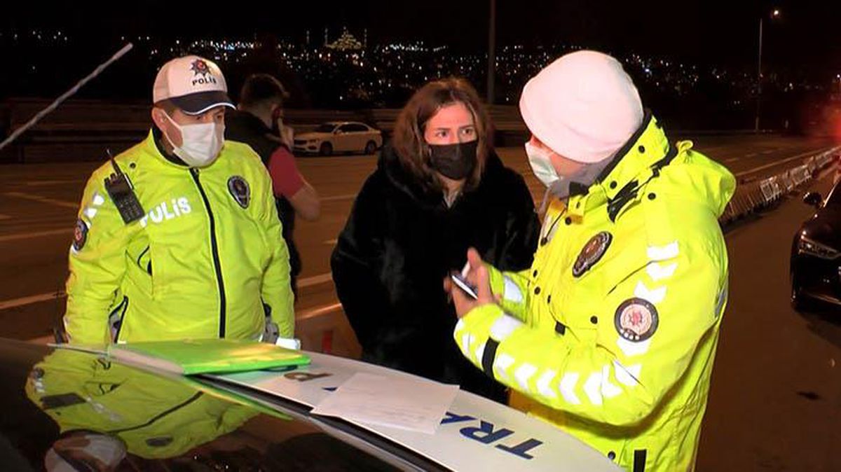Kimlik yerine banka kartı gösteren kadın polisi de şaşırttı