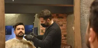 Kuaför salonunda, pandemide 'tek kişilik özel bölüm'de hizmet