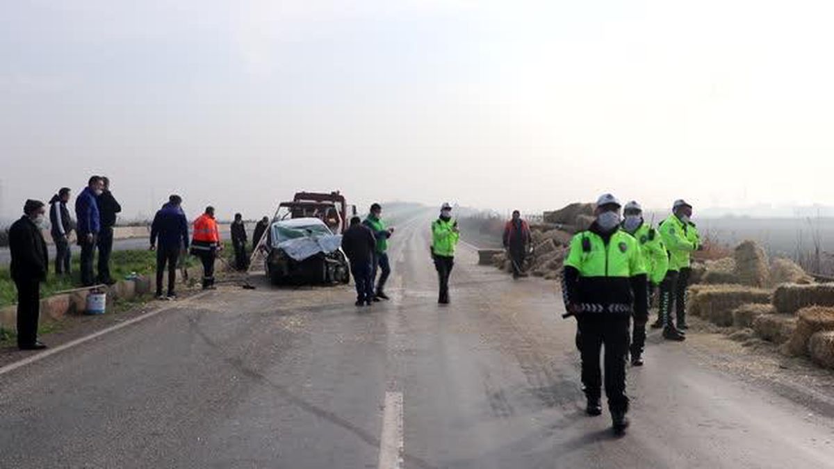 Otomobil ile saman yüklü kamyonet çarpıştı: 3 yaralı