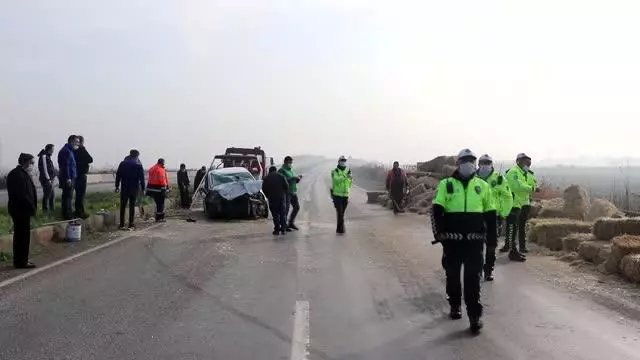 Otomobil ile saman yüklü kamyonet çarpıştı: 3 yaralı Otomobil ile saman yüklü kamyonet çarpıştı: 3 yaralı