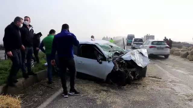 Otomobil ile saman yüklü kamyonet çarpıştı: 3 yaralı Otomobil ile saman yüklü kamyonet çarpıştı: 3 yaralı