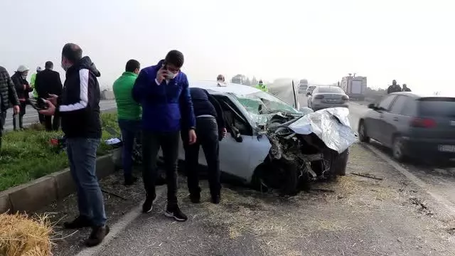 Otomobil ile saman yüklü kamyonet çarpıştı: 3 yaralı Otomobil ile saman yüklü kamyonet çarpıştı: 3 yaralı