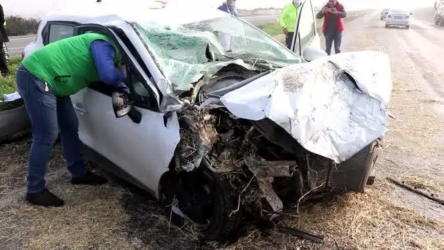 Otomobil ile saman yüklü kamyonet çarpıştı: 3 yaralı Otomobil ile saman yüklü kamyonet çarpıştı: 3 yaralı