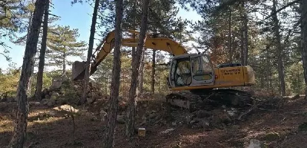 Paletli iş makinesiyle define ararken yakalandılar Paletli iş makinesiyle define ararken yakalandılar
