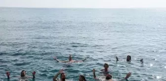 Rus ve Kazak turistlerin deniz keyfi