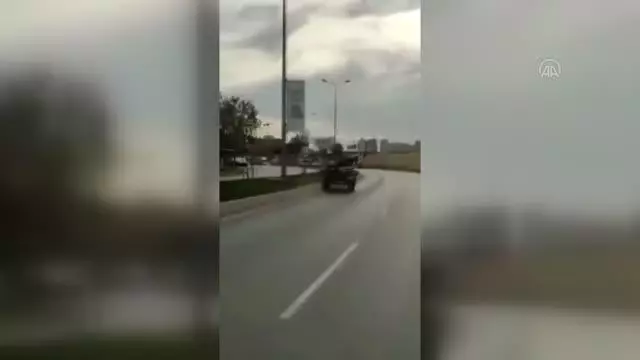 Seyir halindeki sahipsiz at arabası trafiği engelledi Seyir halindeki sahipsiz at arabası trafiği engelledi